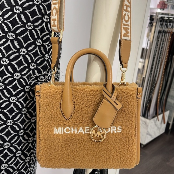Michael Kors Mirella Extra-Small Sherpa XS SHOPPER XBODY
SHEARLING Crossbody TZ - Picture 4 of 16